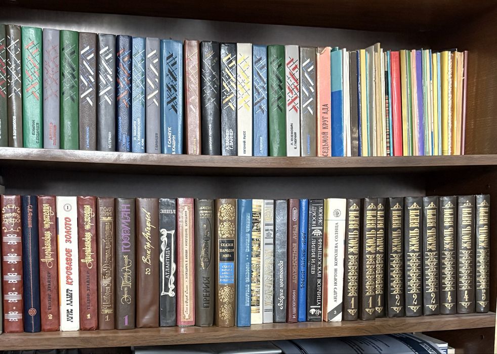 Продам 9 коробок книг