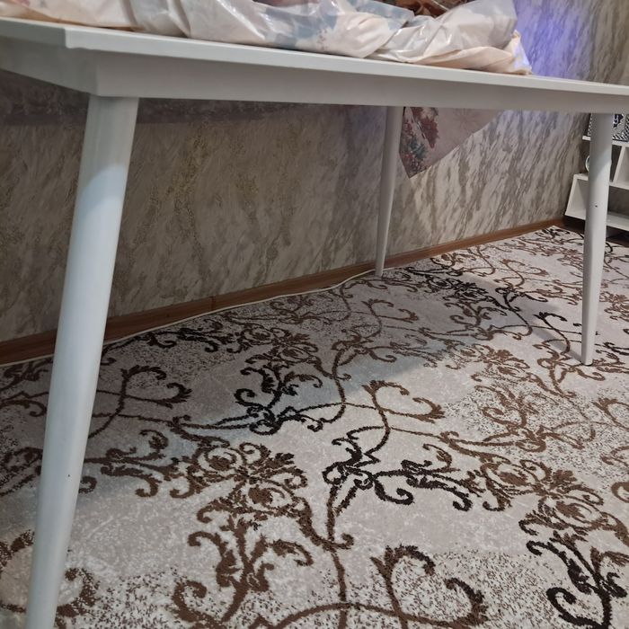 Продам стол белый