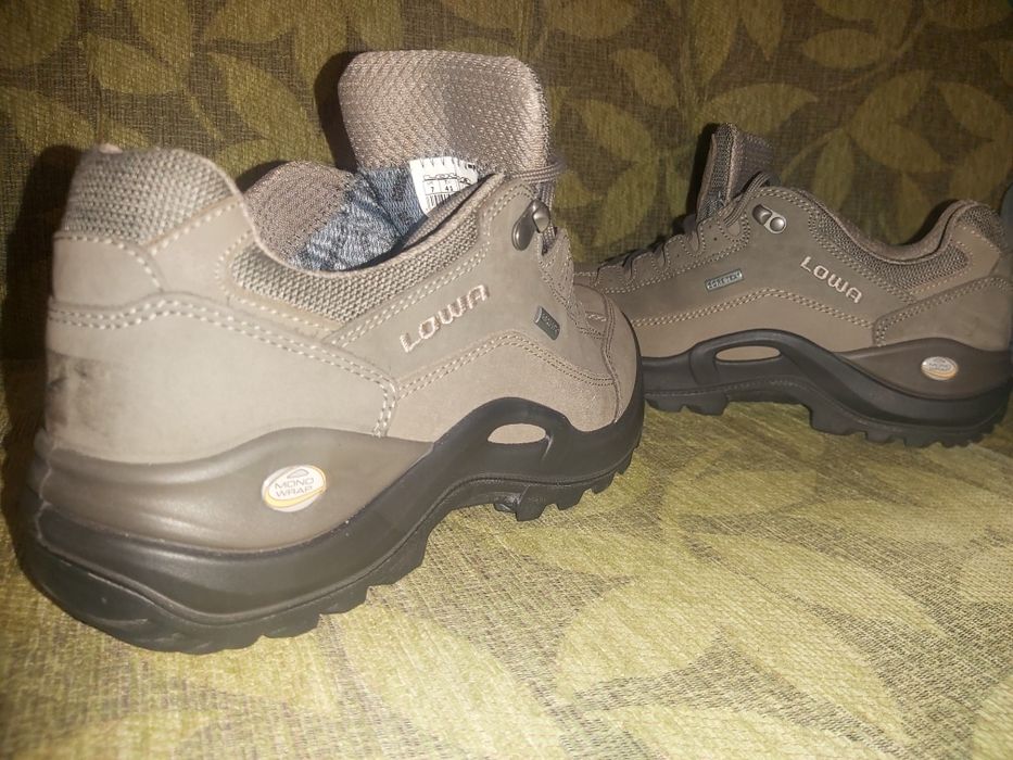 Туристически дамски обувки Lowa GTX