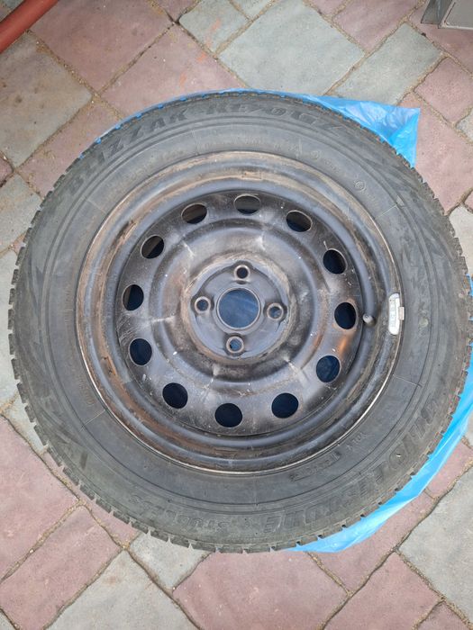 шины зимние липучка 185х65 R15  б\у 4 шт с дисками с колпаками