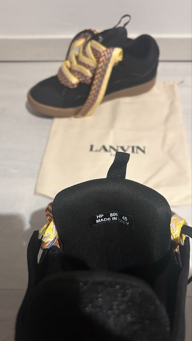 Lanvini negrii cu sireturi colorate