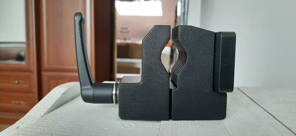 Clamp with Quick-Release Plates for V-Mount