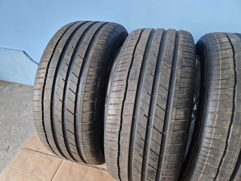 Audi Q8/Q7 R21/4М8
оригинални джанти с гуми
и датчици / Топ състояние