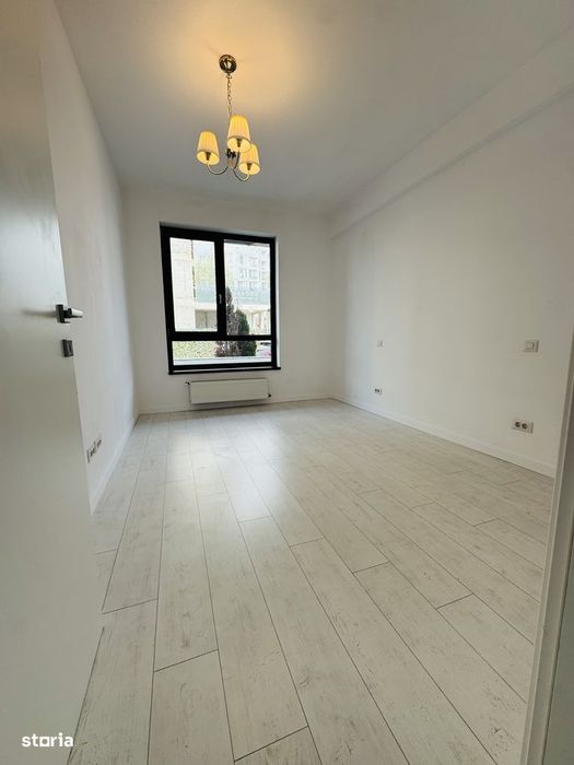 Închiriez apartament 3 camere, curte și loc de parcare
