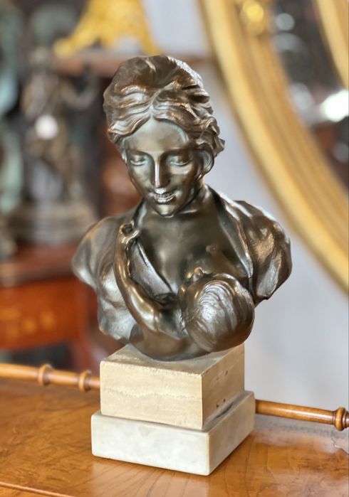 Sculptură veche pe soclu de marmură *** vintage / antic / vechi / retro ***