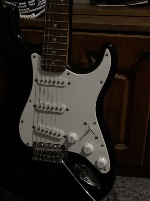 Vând chitara Fender Squaier Strat CA ȘI NOU.