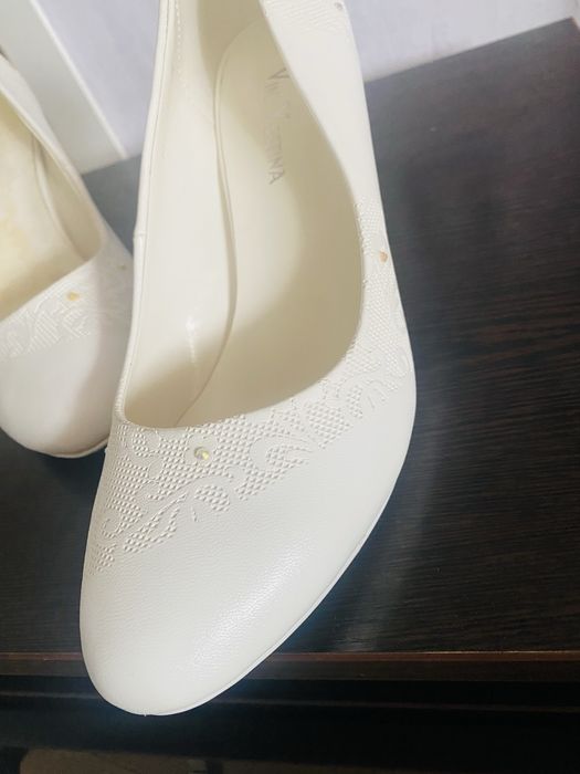 Продам белые туфли 40 р