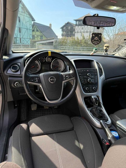 Opel Astra J Hatchback 1.7 CDTI - 2010