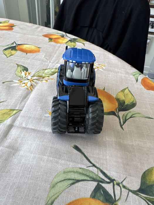 Детска играчка трактор New holland 1:50 Siku