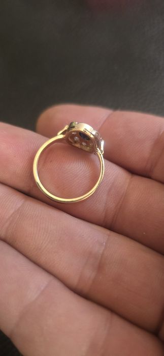 Inel aur antourage safir și diamante naturale