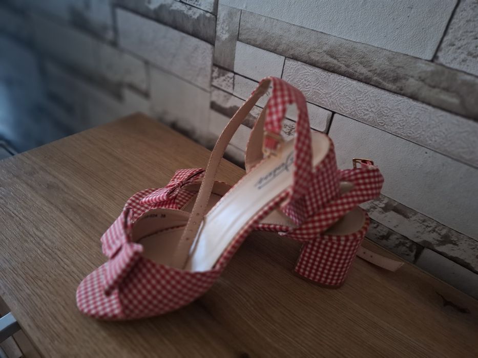 Невероятни сандали в червено-бяло каре