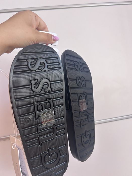 Чехли Guess чисто нови