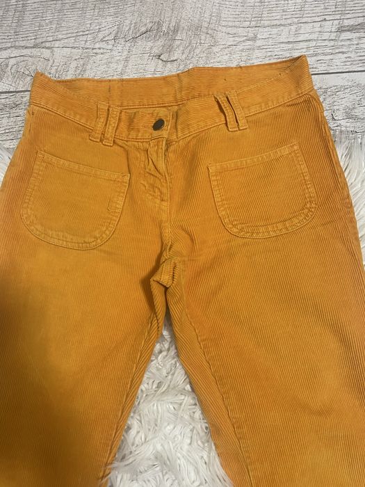 Vesta neagra si pantaloni raiat portocalii