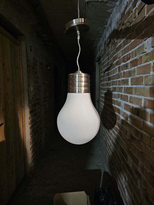 Дизайнерска лампа/ осветително тяло (във формата на голяма крушка)