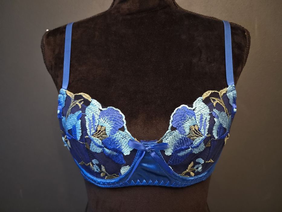 Sutien albastru cu broderie florală, tul transparent, bretele reglabile