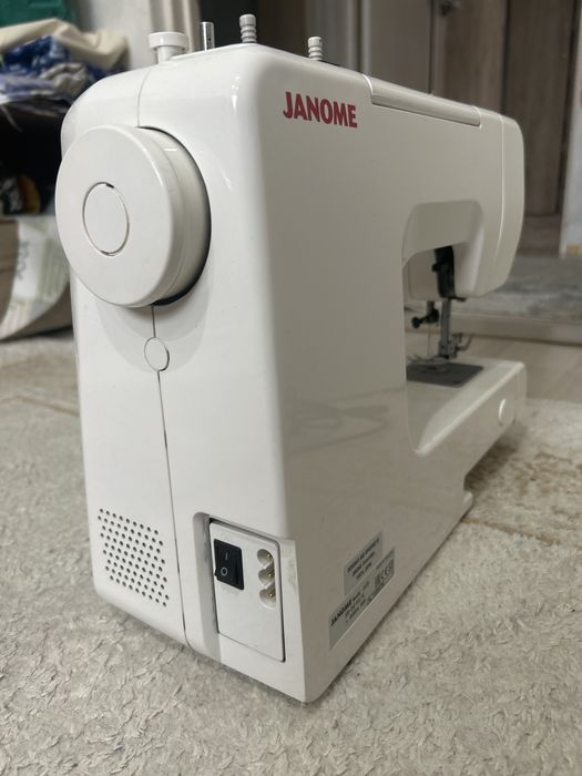 Тігін машинкасы жұмыс істеп тұр Janome JL 23 маркалы