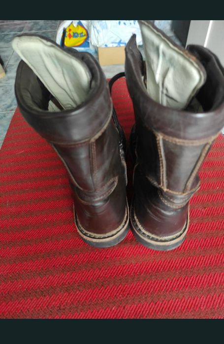 Bocanci din piele naturală 100% cu talpa cusută.
Foarte rezistenti si trainici.
Nr.41