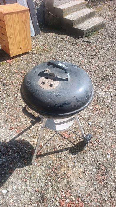Grătar pe cărbuni Weber