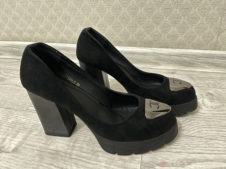 Продаю замшевые туфли