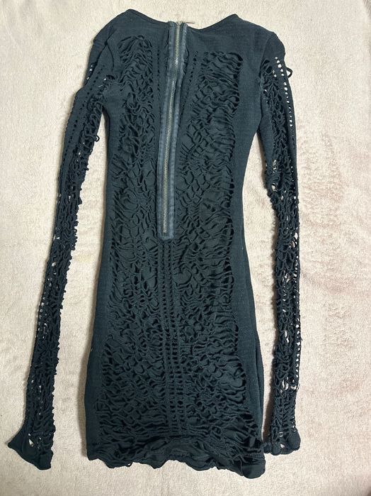 Къса черна рокля с ефектни ръкави