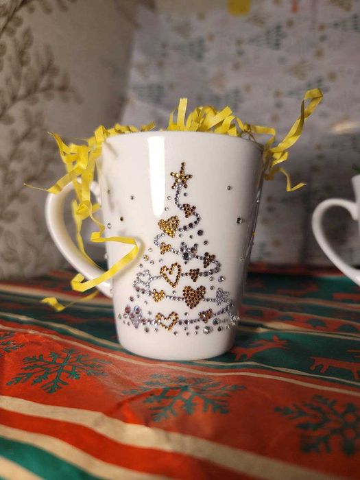 Кружки новогодние, инкрустированные стразами.