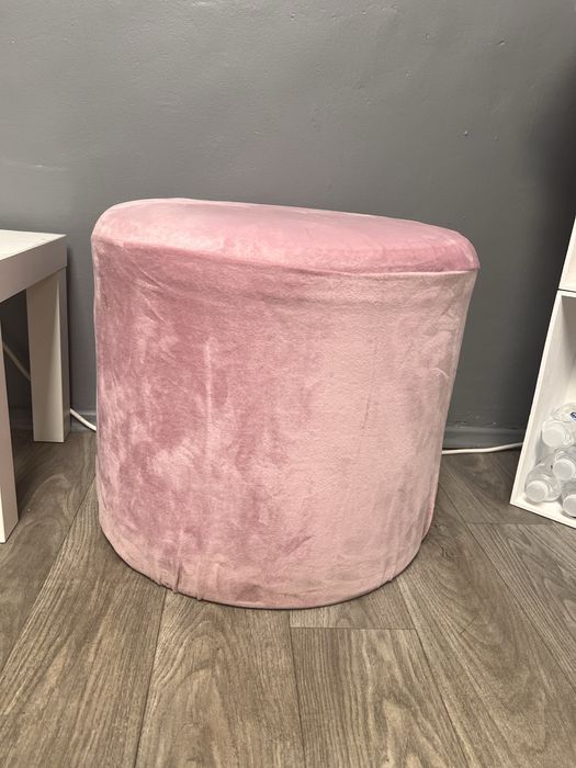 Табуретки и маса