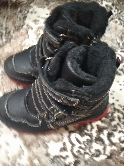 Продавам детски ботушки подходящи за зимата