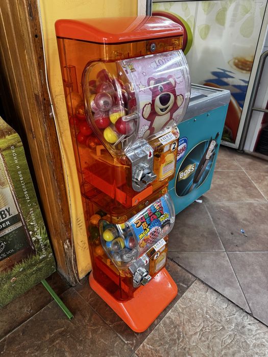 Вендинг машина за топчета и капсули с играчки