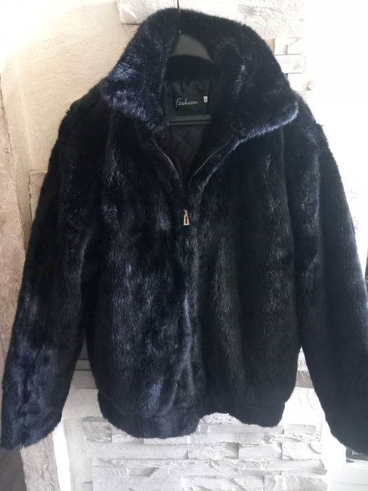 Дамско  късо черно палто.