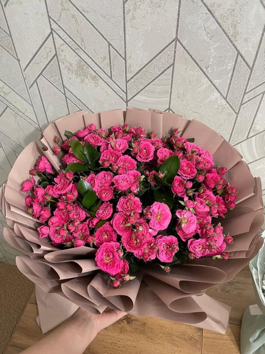 Нежные спрей розы