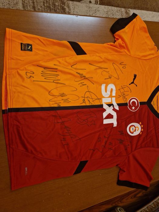 Фланелка с подпис от всеки един играч от галатасарай сезон 23/24