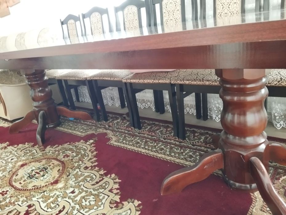 Стол со стульями