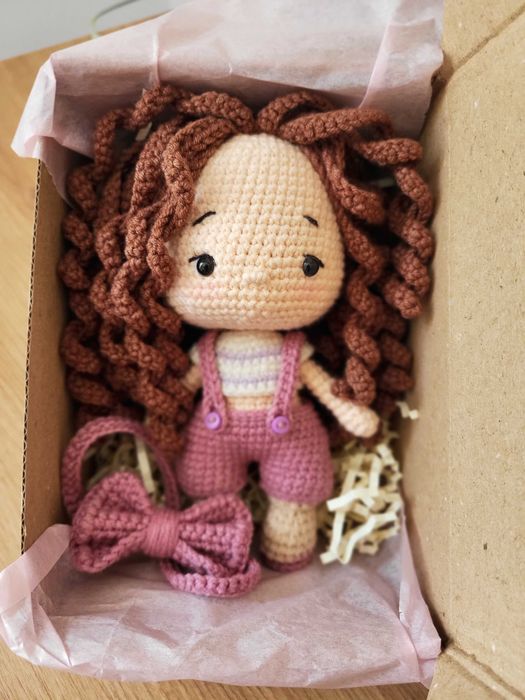 Păpușă croșetată manual – 16 cm de delicatețe, haine detașabile