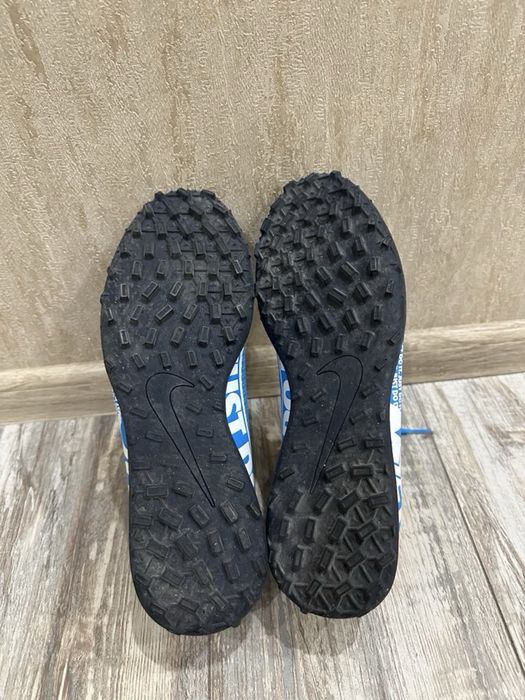 Бутонки Adidas и стоножки Nike