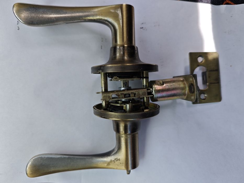 Ручки дверные, с замками и навесами