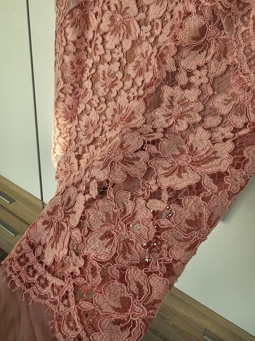 Розова рокля с щраусови пера Avin