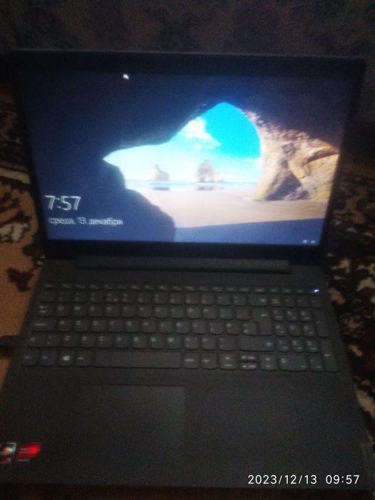 Noutbook lenovo hali yangiday turibdi