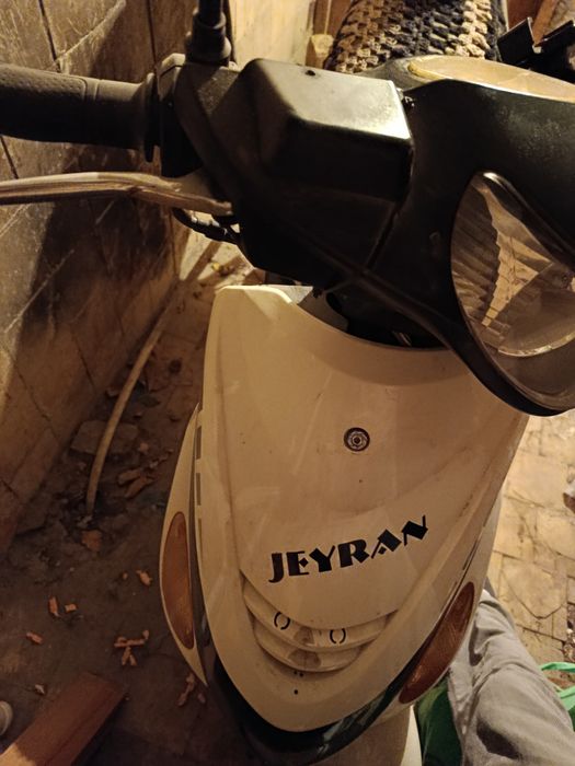 Скутер  белый JEYRAN