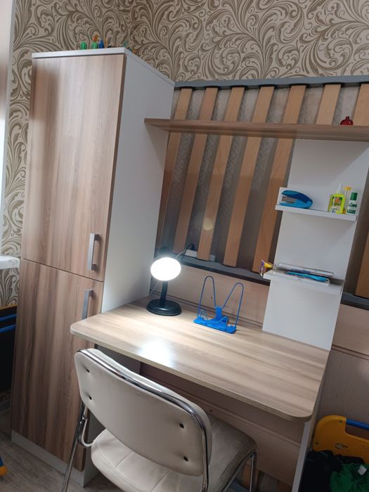 Срочно продается парта со шкафом!!