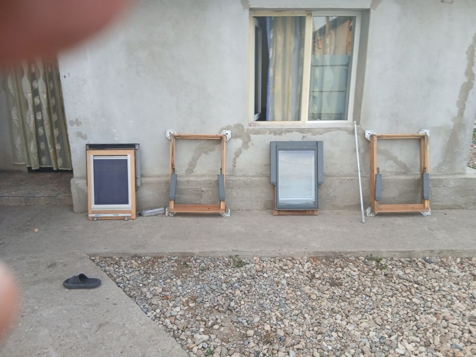 De vinzare 2 geamuri velux in stare buna si restul ce se vede in poza