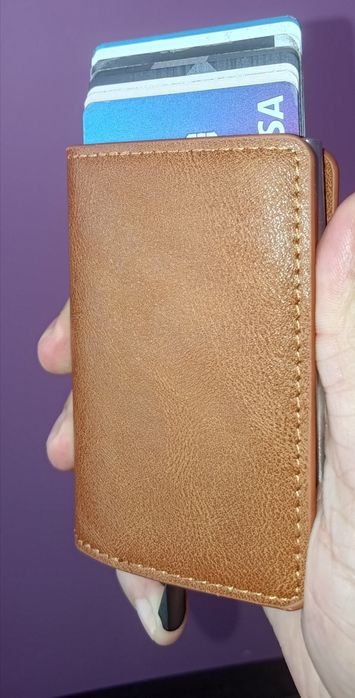 Кожен портфейл със RFID защита и автоматичен картодържач