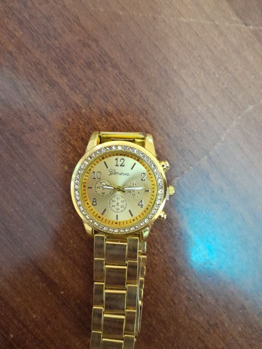 Женский наручные часы золотистый цвет