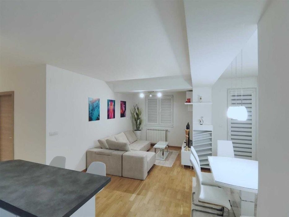 Дава се под наем Двустаен апартамент в Бургас, Изгрев - 60 кв.м за 204 € - Снимка #2