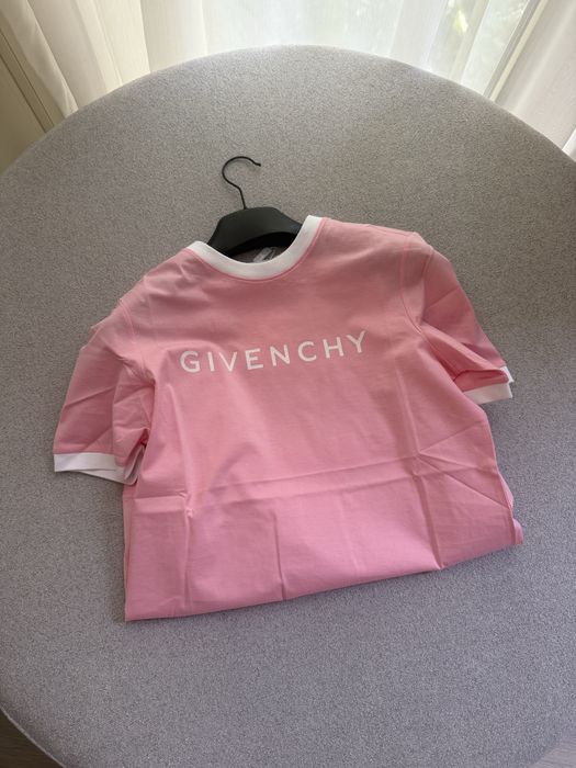 Продаи женскую футболку Givenchy