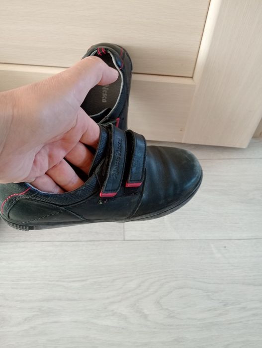 Продам детскую школьную обувь туфли