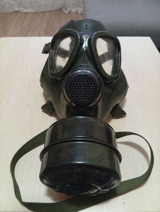 Măști de gaze epoca Ceaușescu – set 2 bucăți, stare impecabilă
