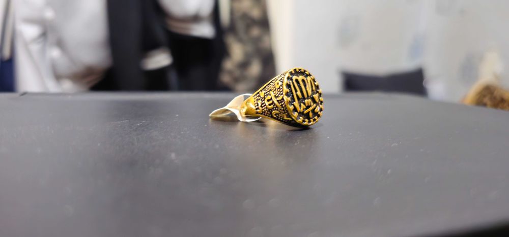 Отличный подарок кольцо цвета золото