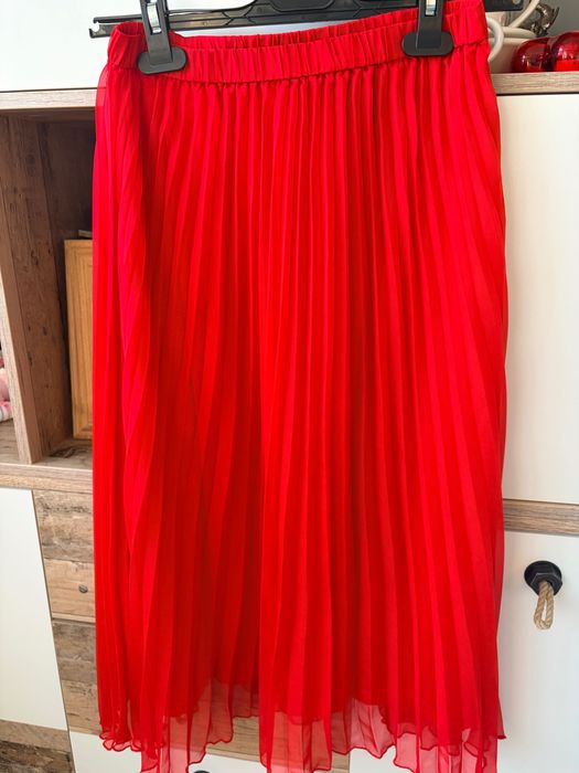 Поли с плисета различни цветове