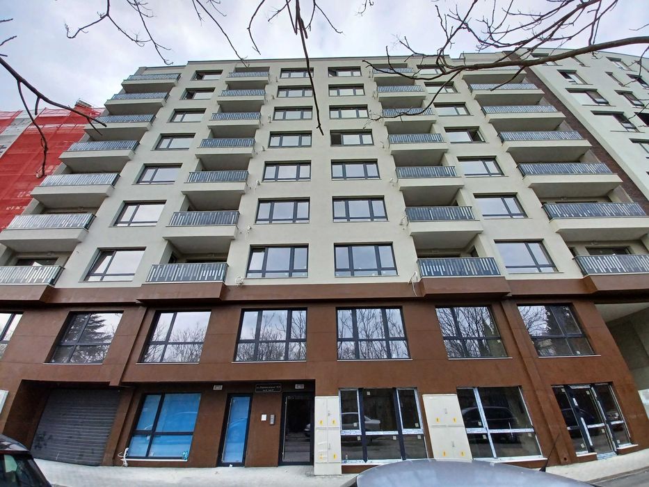 Продава се Тристаен апартамент в Варна, Център - 126 кв.м за 1985 €/кв.м - Снимка #2