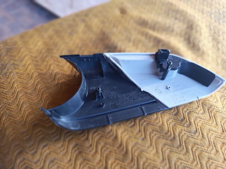 Правый поворотник зеркала.